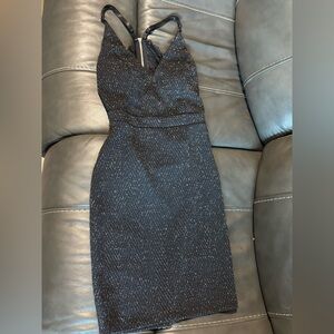 Teen cocktail dress 
Worn once 
Smokefree 
Back cut out